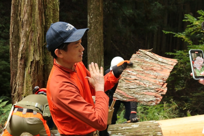 山の現場でで説明する森庄専務