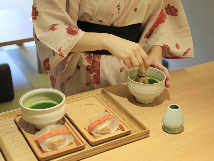 客室内にはセルフで愉しむ抹茶セットも