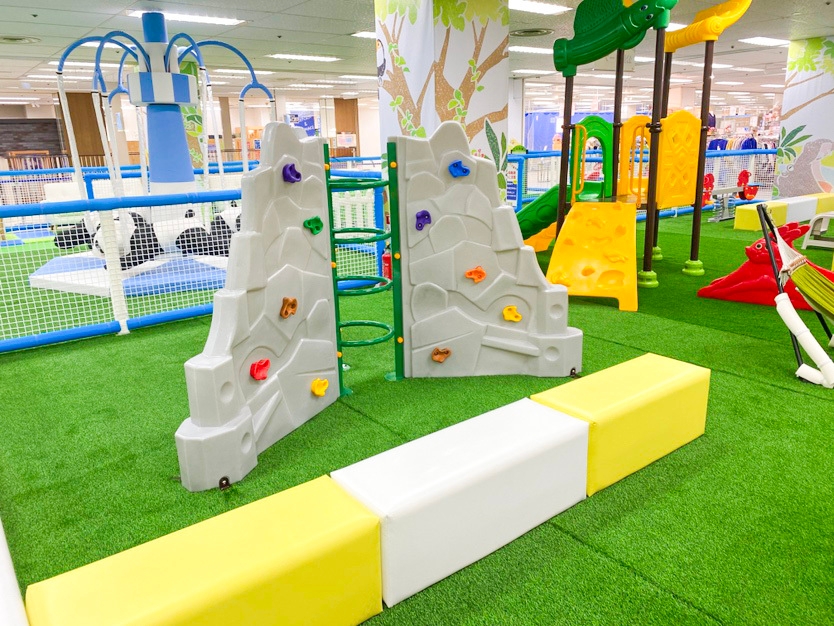 公園で人気の遊具が室内でも楽しめる