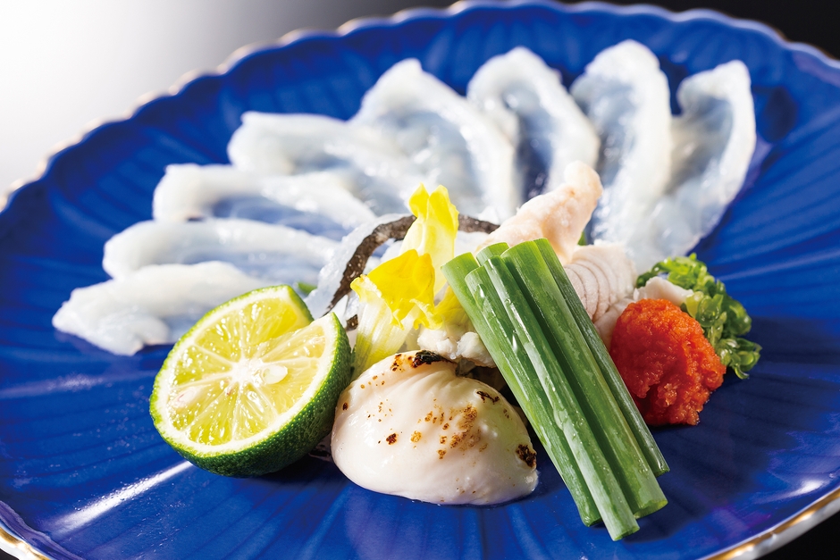 ふぐの刺身はお皿が透けるのが特徴