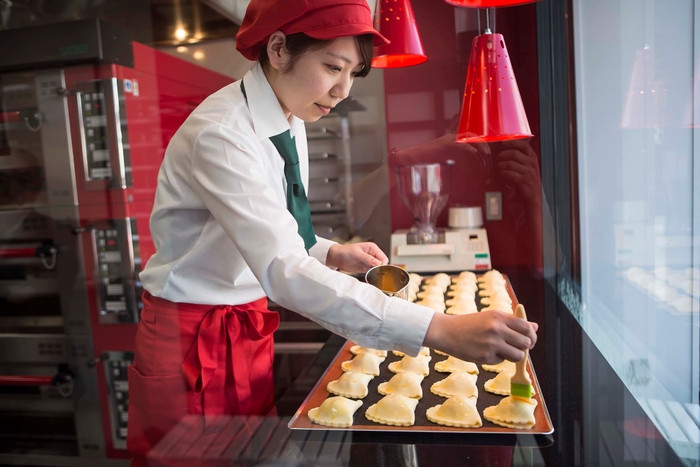 店舗にてアップルパイを製造