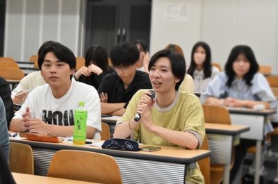 講義の感想を述べる学生