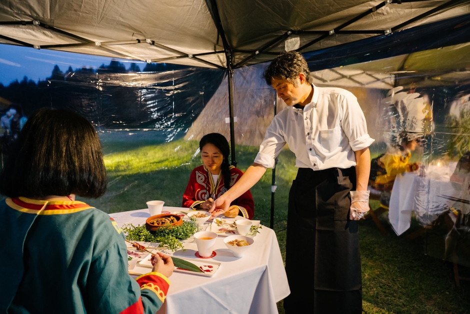 星空の下で味わうディナー
