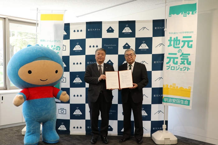 締結式の様子。明治安田生命 旭川支社 支社長 森元敦士様(左)、東川町長 松岡市郎(右)