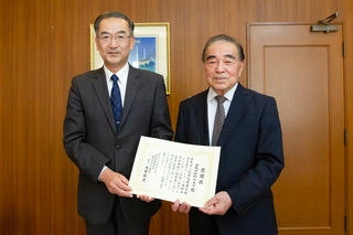 感謝状を送られた河野学長(右)と大賀課長(左)