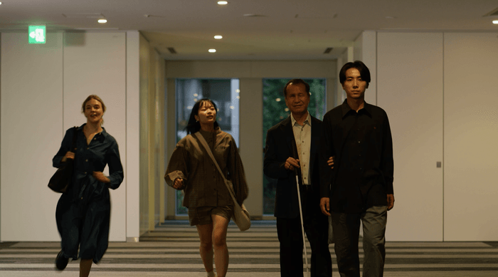 全盲の堀越先生の出演シーン(右から2番目)