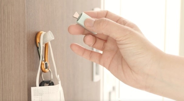 ドアなどに貼っておけば探す必要なし!鍵やマスクなどもかけておけて便利!