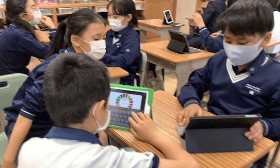 SDGsについて話し合う児童の様子