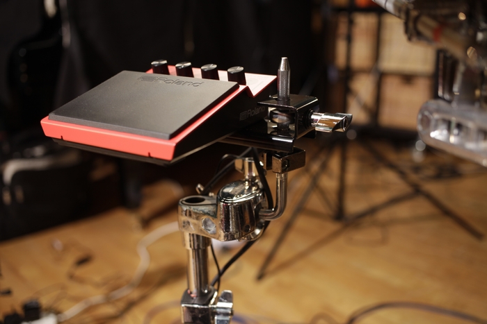 付属金具を使ってスタンドに取り付け可能