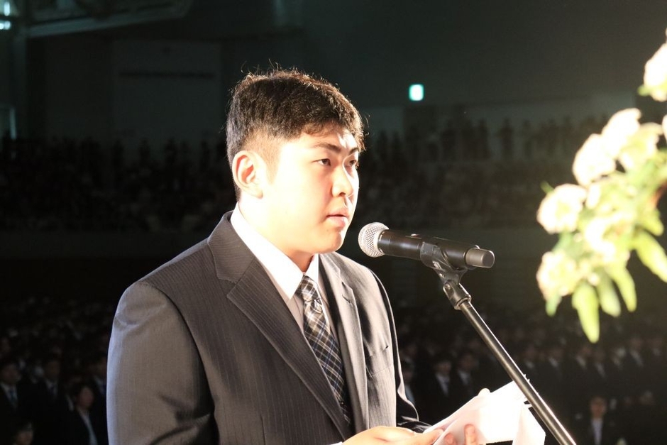 誓いの言葉を述べる新入生代表の大村さん