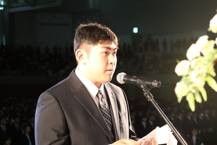 誓いの言葉を述べる新入生代表の大村さん