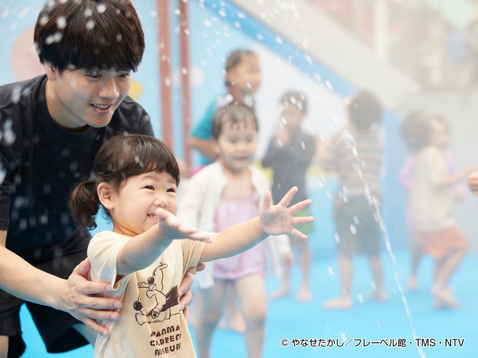 親子で遊んでいる様子