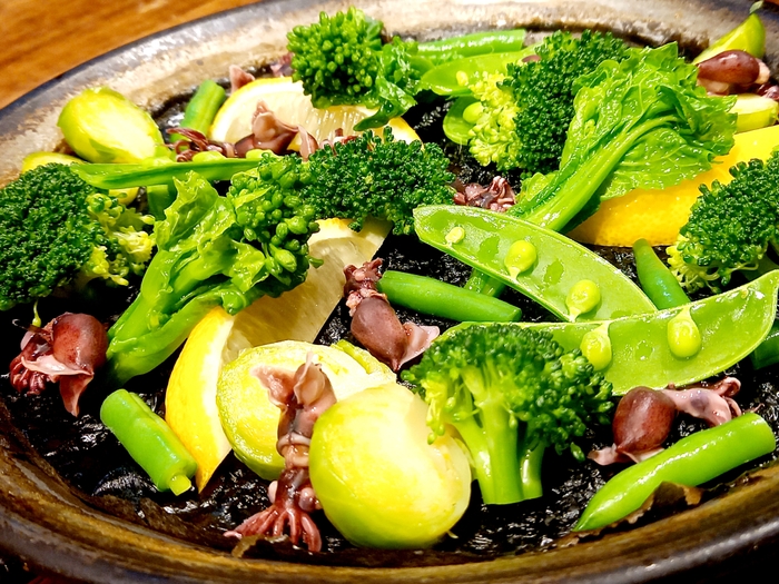 ホタルイカと春野菜のイカスミパエリア