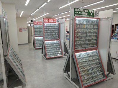 ショーケースでは特価品を販売