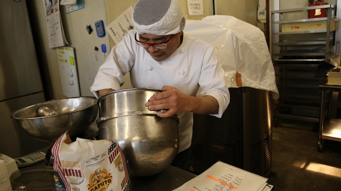 パネトーネの生地を作っている様子