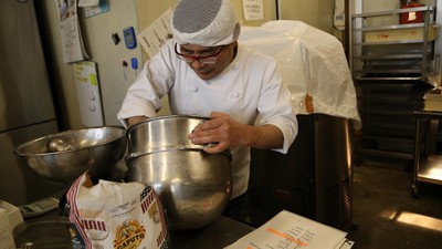 パネトーネの生地を作っている様子