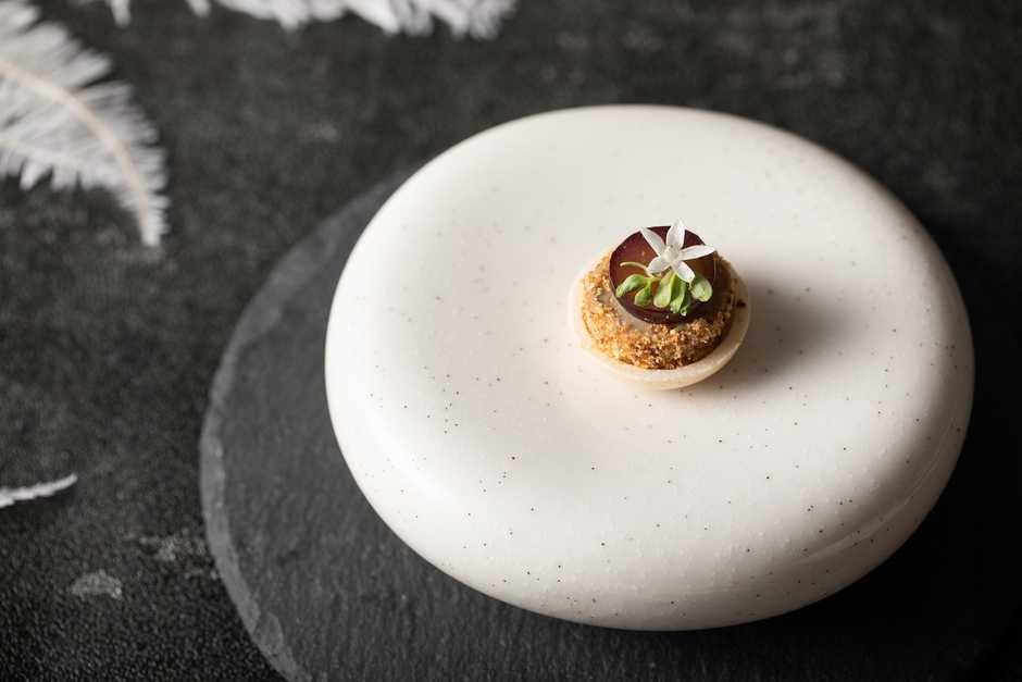 ▲アミューズ 誕生: フォアグラのマリネを相性の良いブドウと組み合わせた一品