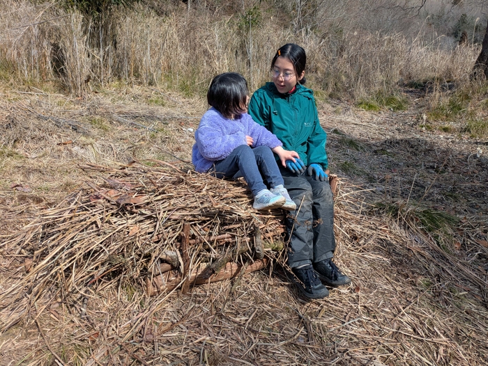 環境改善のために行った造作物に座ってみて、その頑丈さをチェックします。