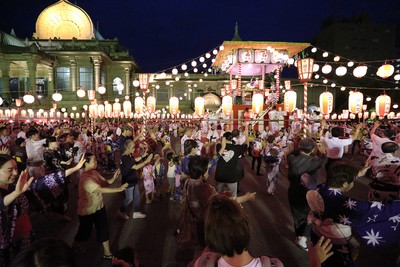 「築地本願寺納涼盆踊り大会」(中央区) 華やかな雰囲気や、築地場外市場のグルメが集う“日本一美味しい盆踊り”の謳い文句に釣られ、盆踊りデビューする人も多い(以降『東京盆踊り天国 踊る・めぐる・楽しむ』 より)(撮影:増井誠一郎)