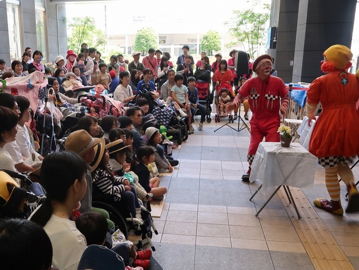 子どもたちと家族が大道芸を楽しみました