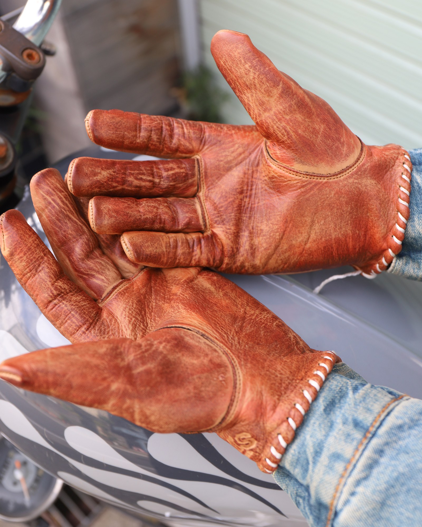 使い続ける事で完成すると言う意味を込めた「DIRTY GLOVES」