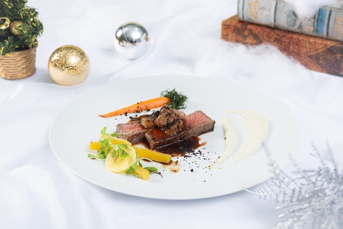 【肉料理】 ⿊⽑和⽜の炭焼き グルマンディースタイル 京かんざし人参のソテー、 ⻩⾊人参のコンフィ、パースニップのピューレ (グレードアップ +4,000円)