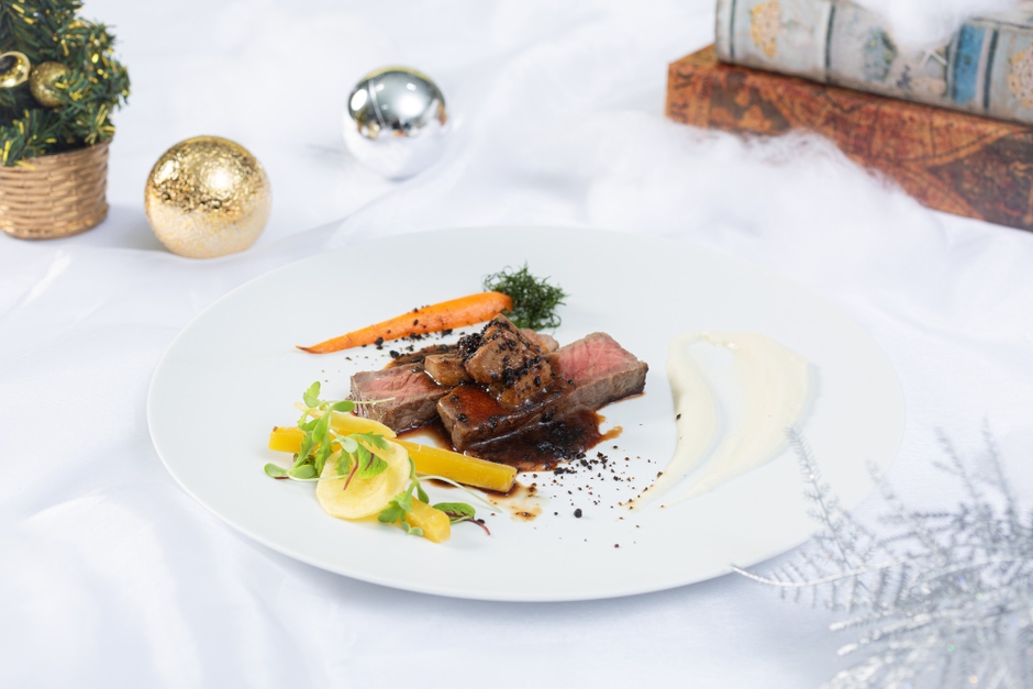 【肉料理】 ⿊⽑和⽜の炭焼き グルマンディースタイル 京かんざし人参のソテー、 ⻩⾊人参のコンフィ、パースニップのピューレ (グレードアップ +4,000円)