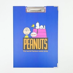 スヌーピーのおしゃれで派手なクリップボード。シンプルだけどユニーク、オフィスでも自宅でも使用できるデザインです。