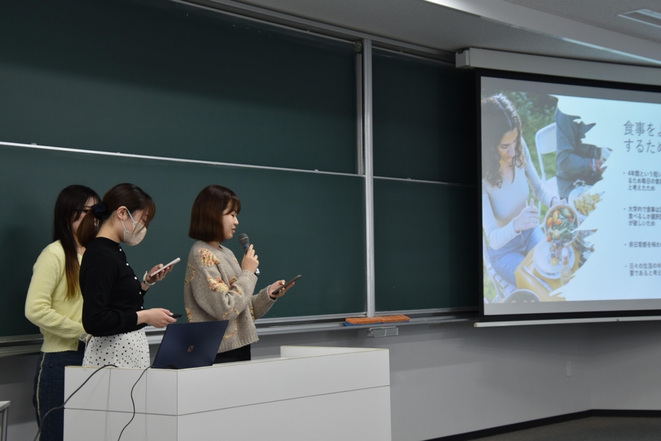 活動の成果を発表した報告会で登壇した「食事を楽しくし隊」