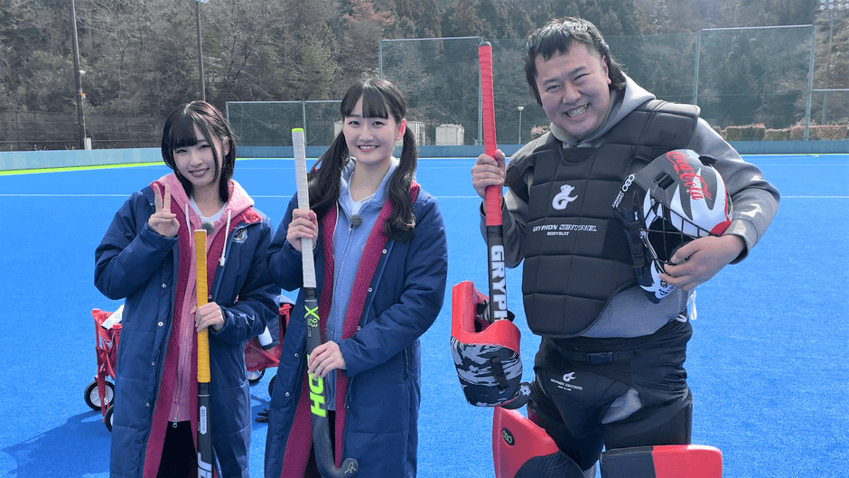 左から:STU48沖侑果・信濃宙花、とにかく明るい安村