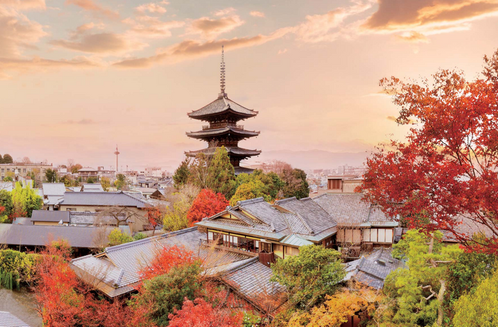 THE SODOH HIGASHIYAMA KYOTOの外観　美しい紅葉の風景　目の前は京都・東山地区のシンボルである八坂の塔