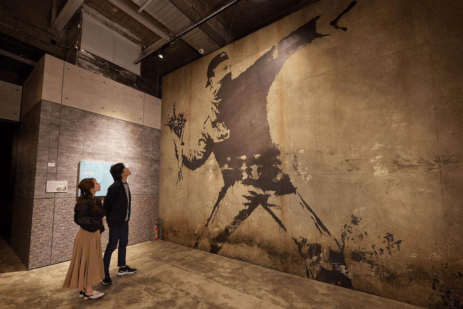 <会場に世界各地のストリート作品が出現、街並み再現展示|BETHLEHEM「Flower Thrower」東京展の様子>