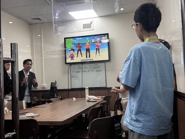 グループレッスンで英語の曲に合わせたゲームをしている様子