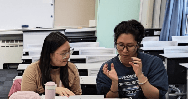 大学院生と学び合うベトナム人留学生（左）