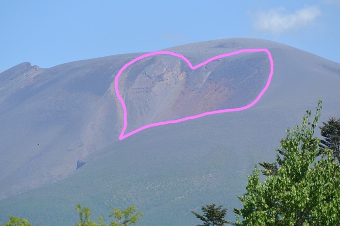 婚活聖地にふさわしく浅間山山腹にはハートが浮かび上がる