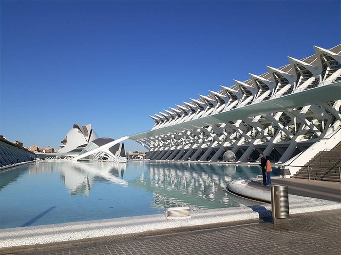 奇抜なデザインの建築が多いバレンシアの街並み