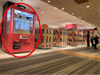 画像4 巨大筐体:直径20cmカプセルが排出される全高約2mの特製カプセルトイ筐体