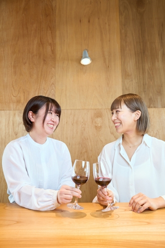 会話もはずむ明るい店内