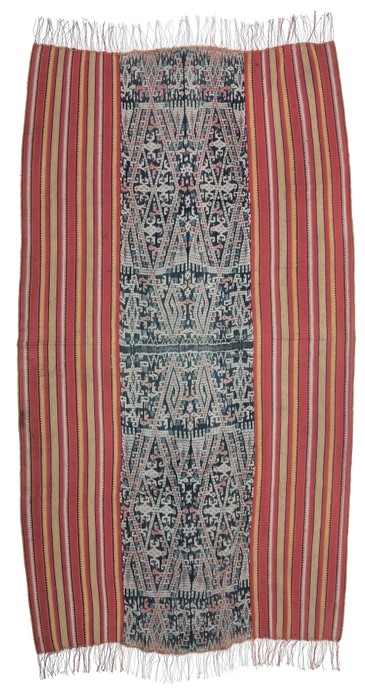 Photo.23 腰巻 ティモール島西アマヌバン郡1,804×1,024mm 木綿・紡績糸/絣/藍・茜・ウコン 1980年頃 *ワニの文様が入っている。