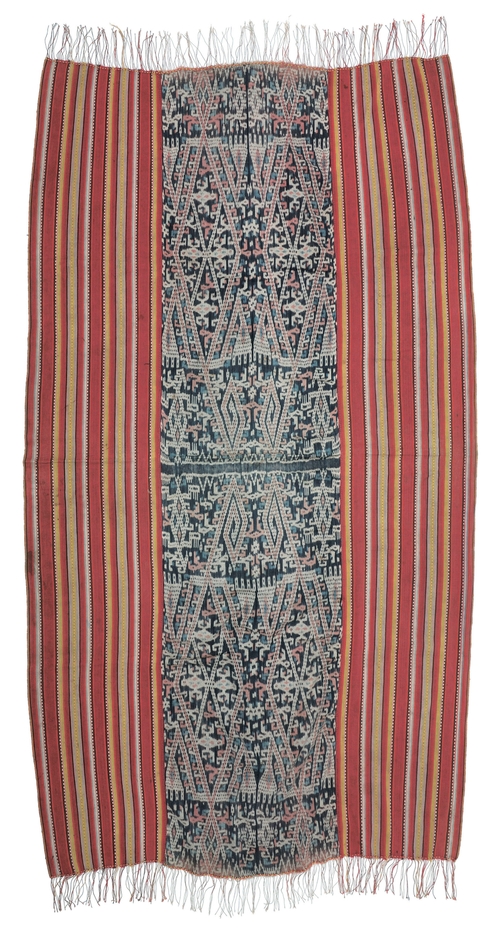 Photo.23 腰巻 ティモール島西アマヌバン郡1,804×1,024mm　 木綿・紡績糸／絣／藍・茜・ウコン　1980年頃 ＊ワニの文様が入っている。