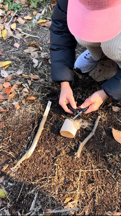 着火剤となる身近なアイテムにファイヤースターター(メタルマッチ)で火をつけます