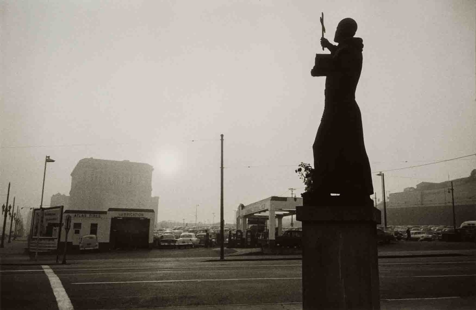 《聖フランシス、ガソリンスタンド、市役所 - ロサンゼルス》1955年 St. Francis, gas station, and City Hall - Los Angeles, 1955 (C) Robert Frank from The Americans