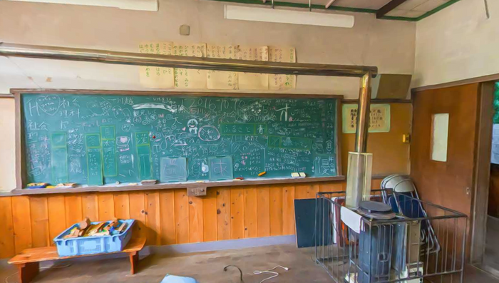 廃校当時のまま保存された黒板