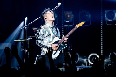 新曲ライブ映像を世界初公開！ サムライギタリストMIYAVIの 2019ツアー初日に独占密着した映像をOA