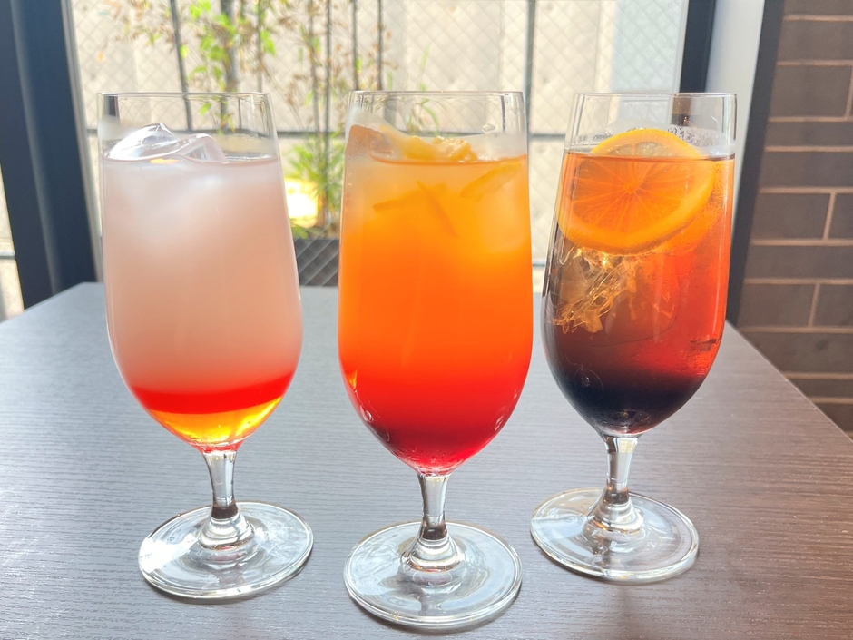 左から奏の朝焼けユーフォニアム、久美子の夕焼けユーフォニアム、麗奈の月夜トランペット