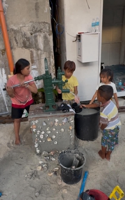 完成したポンプ台で遊ぶ子供たち