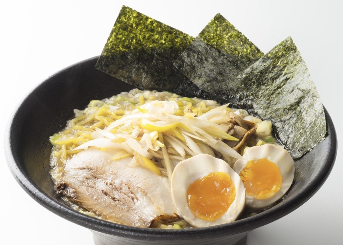 <とんこつ醤油らーめん(味付ネギ・煮玉子トッピング)>