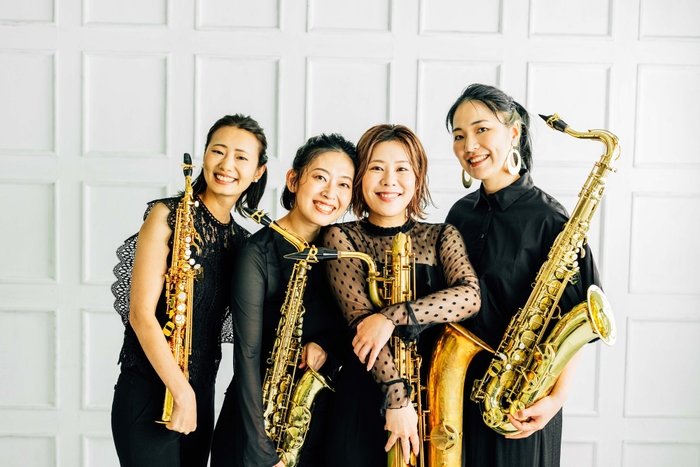 関西を中心に活動を行う個性派メンバーが集まった「Saxophone Quartet Copain」によるクリスマス限定ライブショー。4 種類のサックスを使って織り成す音楽は、パワフルなサウンドを創り出し、色彩豊かな音楽を余すことなく表現。「笑顔になる音楽」で大切な人との特別なひとときをお届けします。 