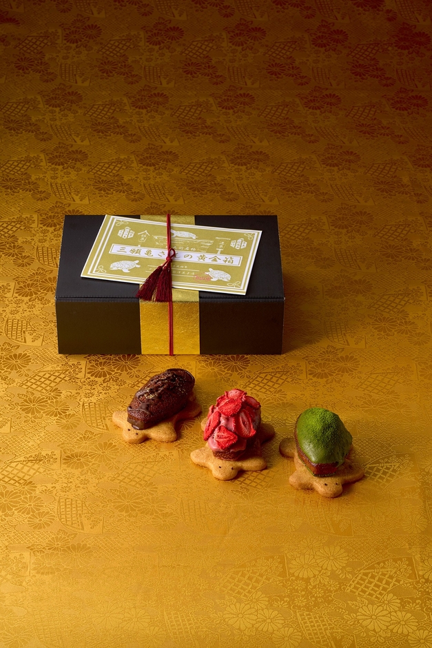 玉手箱をイメージした箱に３つのフィナンシェ　付属のリーフレットにはメッセージを記入できます。