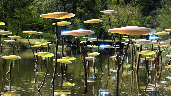 「Kosei Komatsu Exhibition光と影のモビール 森の夢」展示風景 2022年 金津創作の森美術館/福井県